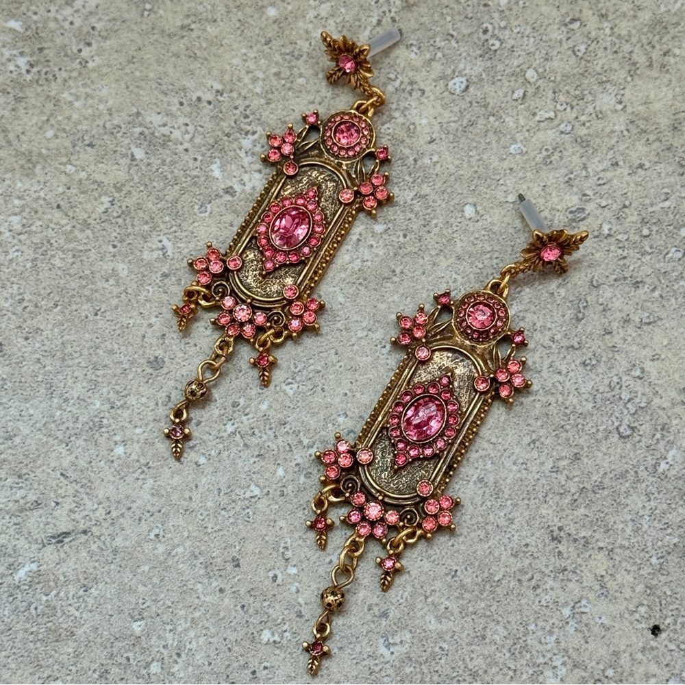 ๐4/$30 NEW Vintage Style Pink and Gold Dangle Earrings - Picture 3 of 6